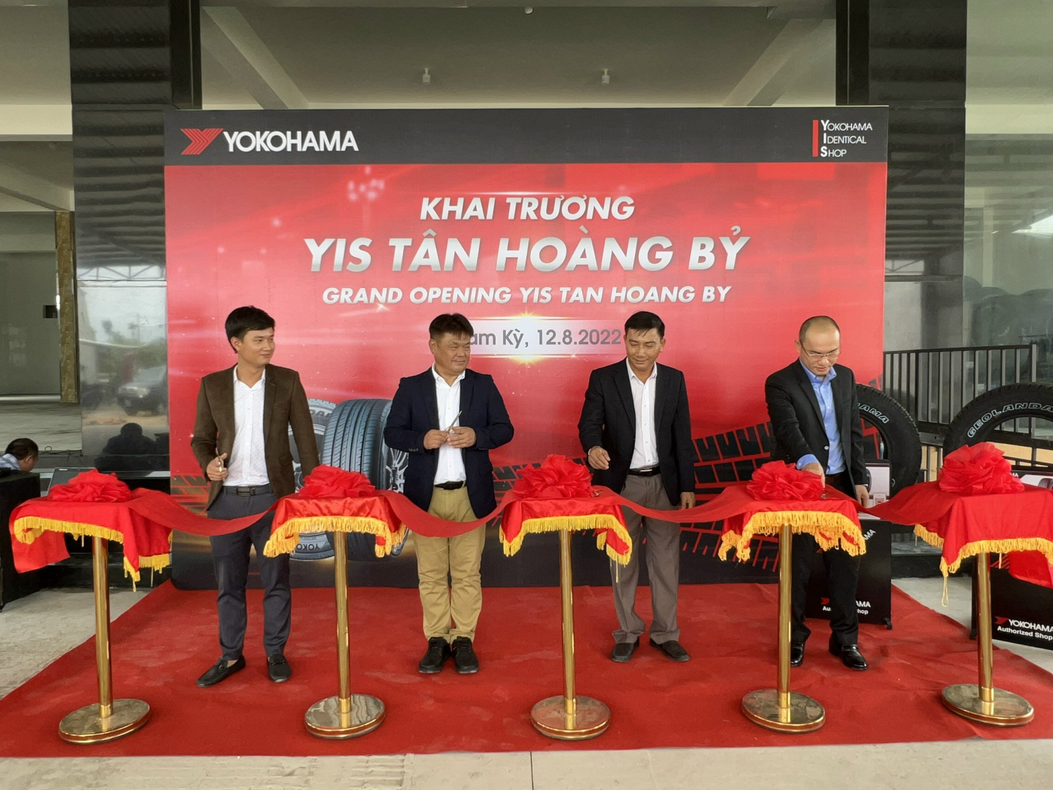 TƯNG BỪNG KHAI TRƯƠNG YIS TÂN HOÀNG BỶ